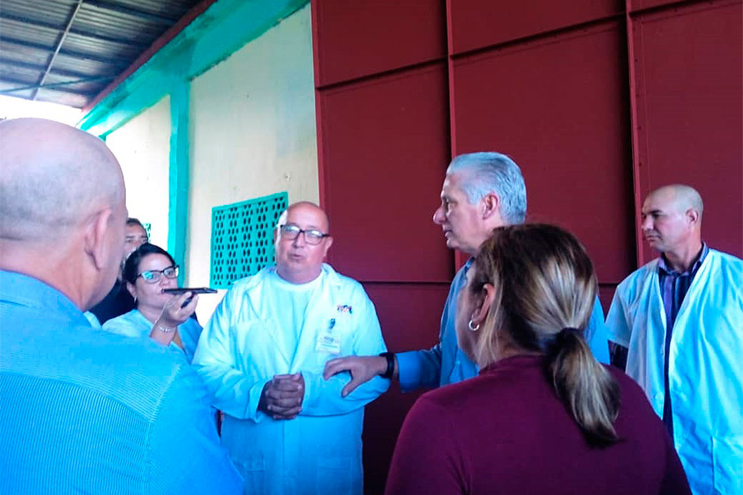 Intercambio de Díaz-Canel con directivos de la fábrica de conservas Los Atrevidos, de Remedios.
