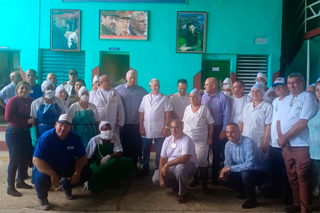 El presidente cubano con parte del colectivo de Los Atrevidos.