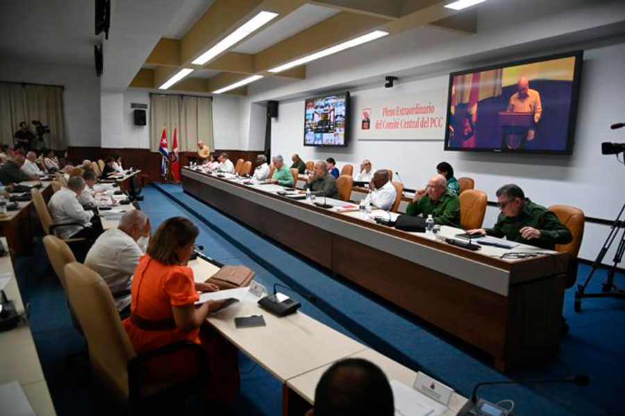 Presidencia y participantes en el Pleno Extraordinario del CCPCC.