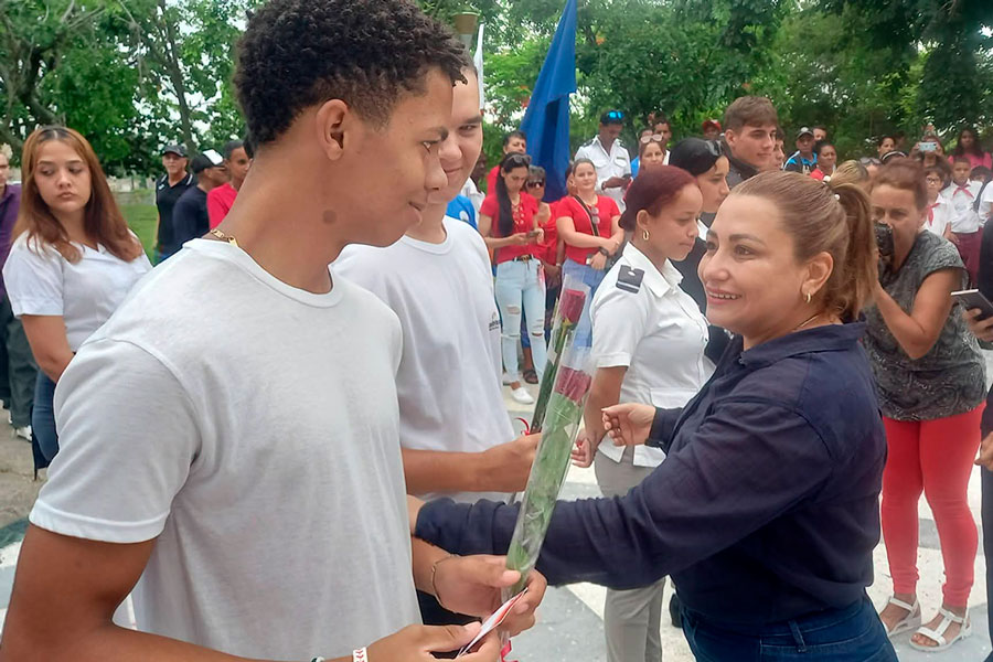 Susely Morfa, primera secretaria del PCC en Villa Clara, y jóvenes.