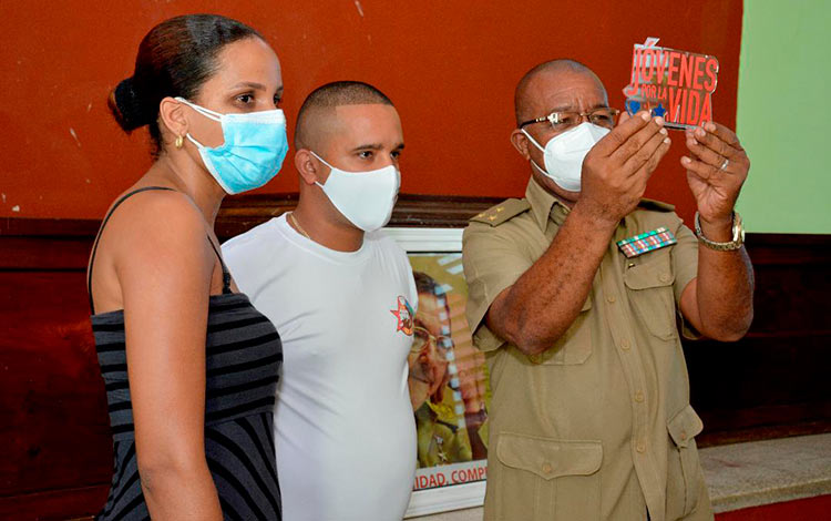 Secretaria de la UJC y director del hospital Comandante Manuel Fajardo Rivero reciben la condición colectiva Jóvenes por la Vida.