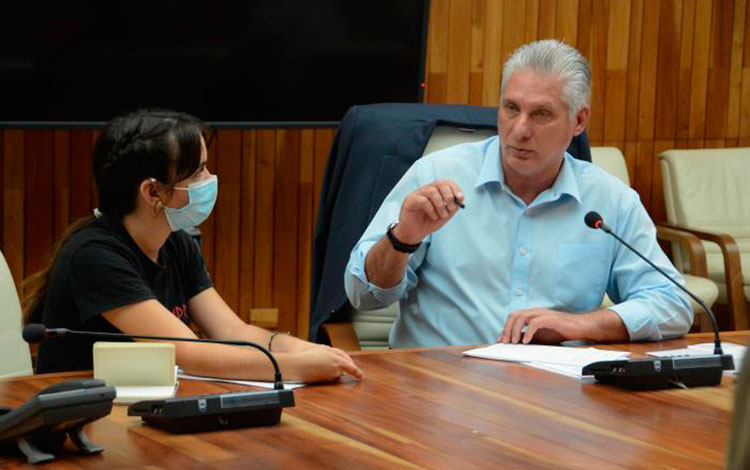 Presidente cubano, MIguel Díaz-Canel Bermúdez, y Karla Santana, presidenta de la Federación Estudiantil Universitaria.