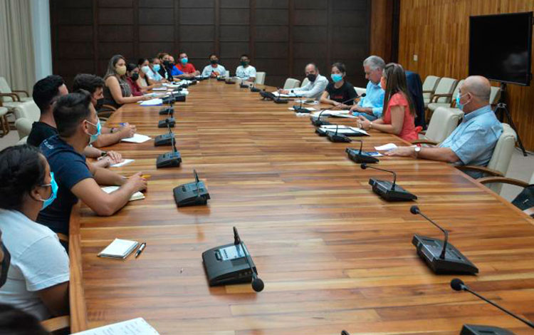 Encuentro del primer secretario del Partido Comunista de Cuba, Miguel Díaz-Canel Bermúdez, y dirigentes de la Unión de Jóvenes Comunistas y la Federación Estudiantil Universitaria. Encuentro del primer secretario del Partido Comunista de Cuba, Miguel Díaz-Canel Bermúdez, y dirigentes de la Unión de Jóvenes Comunistas y la Federación Estudiantil Universitaria.