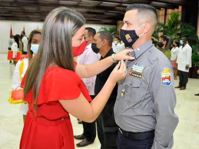 Aylín ílvarez García, primera secretaria de la UJC, condecora a joven destacado. Aylín ílvarez García, primera secretaria de la UJC, condecora a joven destacado.