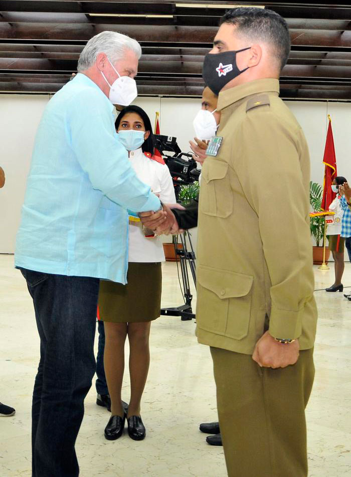 Miguel Díaz-Canel Bermúdez, primer secretario del Comité Central del Partido Comunista de Cuba, condecora a jóvenes destacados del país. Miguel Díaz-Canel Bermúdez, primer secretario del Comité Central del Partido Comunista de Cuba, condecora a jóvenes destacados del país.