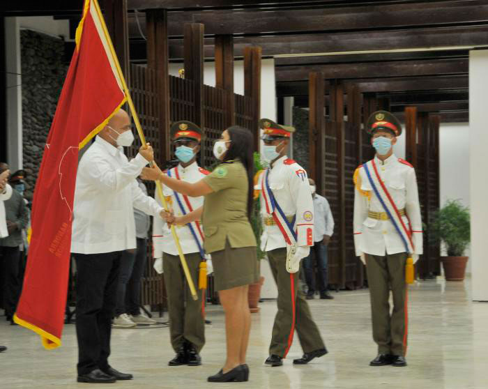 Entrega de condecoraciones a colectivos y jóvenes destacados. Entrega de condecoraciones a colectivos y jóvenes destacados.