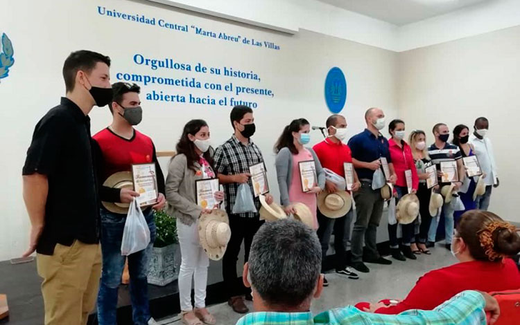 Jóvenes de la Universidad Central «Marta Abreu» de Las Villas distinguidos por las Brigadas Técnicas Juveniles.