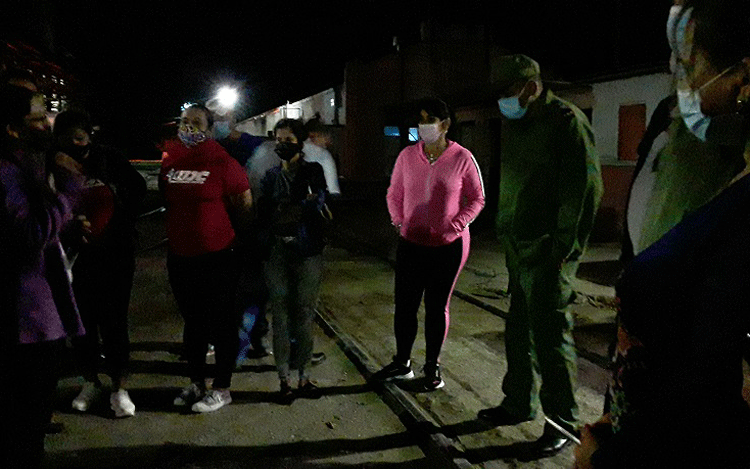 Alberto López Díaz, gobernador de Villa Clara, compartió en la noche del sábado con jóvenes trabajadores del central Ifraín Alfonso, de Ranchuelo, momentos antes del advenimiento del 4 de Abril.