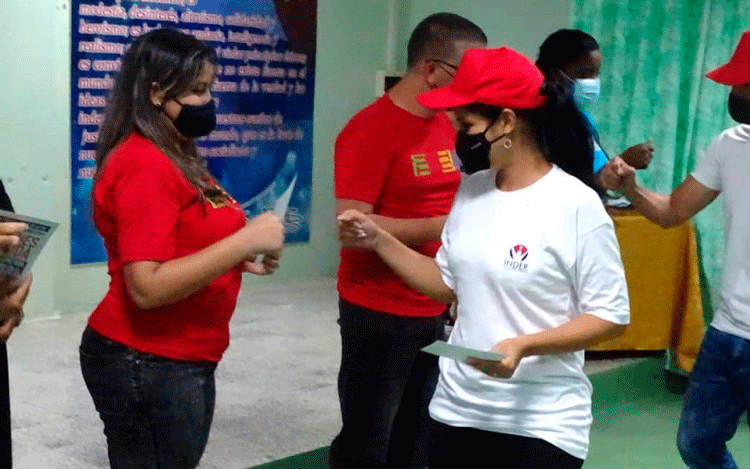 Lisara Liliam Corona Oliveros, miembro del Buró Nacional de la UJC, entregó la condición de Jóvenes por la Vida a los pinos nuevos incorporados a la Escuela de Iniciación Deportiva Héctor Ruiz, de Villa Clara, devenida centro de aislamiento.