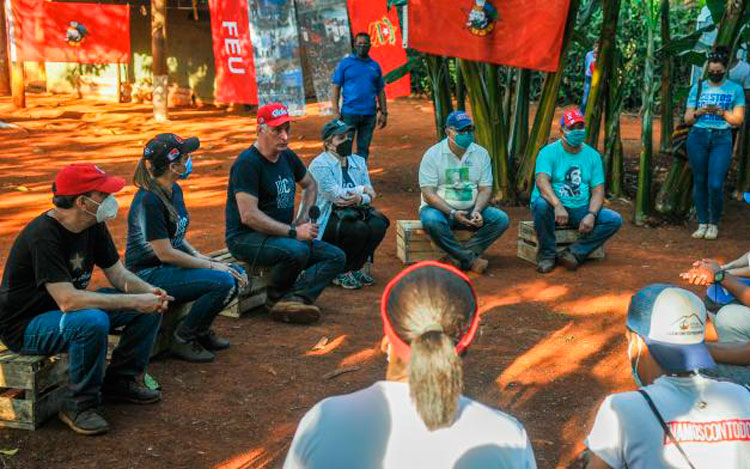  Trabajo voluntario en homenaje al 60 aniversario de la UJC y la OPJM, encabezado por el Presidente de Cuba, Miguel Díaz-Canel Bermúdez, finca El Valiente, sembrando Yuca y Maiz Foto: José.M. Correa Armas 