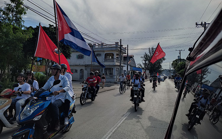 Jóvenes de Santa Clara marchan en bicicletas y motos a favor de la paz. Jóvenes de Santa Clara marchan en bicicletas y motos a favor de la paz.