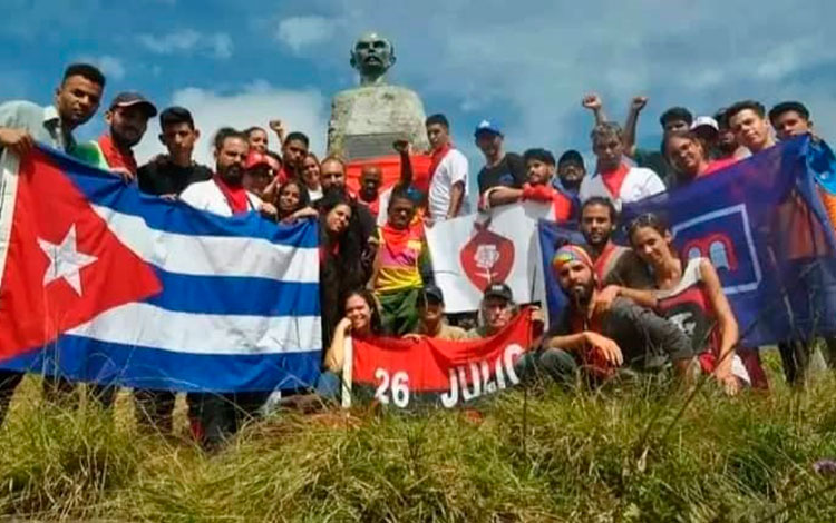 Jóvenes villaclareños en el Pico Turquino.