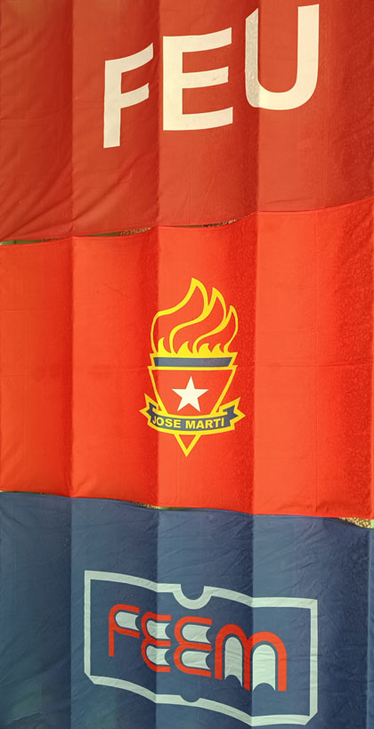Banderas de la Federación de Estudiantes de la Enseñanza Media, la Organización de Pioneres José Martí y la Federación Estudiantil Universitaria. Banderas de la Federación de Estudiantes de la Enseñanza Media, la Organización de Pioneres José Martí y la Federación Estudiantil Universitaria.