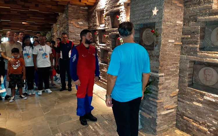 El Héroe de la República de Cuba René González Sehwerert y Dr. C. Fidel Antonio Castro Smirnov rindieron homenaje el Comandante Ernesto Guevara de la Serna. El Héroe de la República de Cuba René González Sehwerert y Dr. C. Fidel Antonio Castro Smirnov rindieron homenaje el Comandante Ernesto Guevara de la Serna.