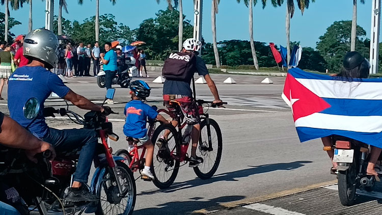 Caravana de jóvenes de Santa Clara en apoyo al nuevo Código de las Familias. Caravana de jóvenes de Santa Clara en apoyo al nuevo Código de las Familias.