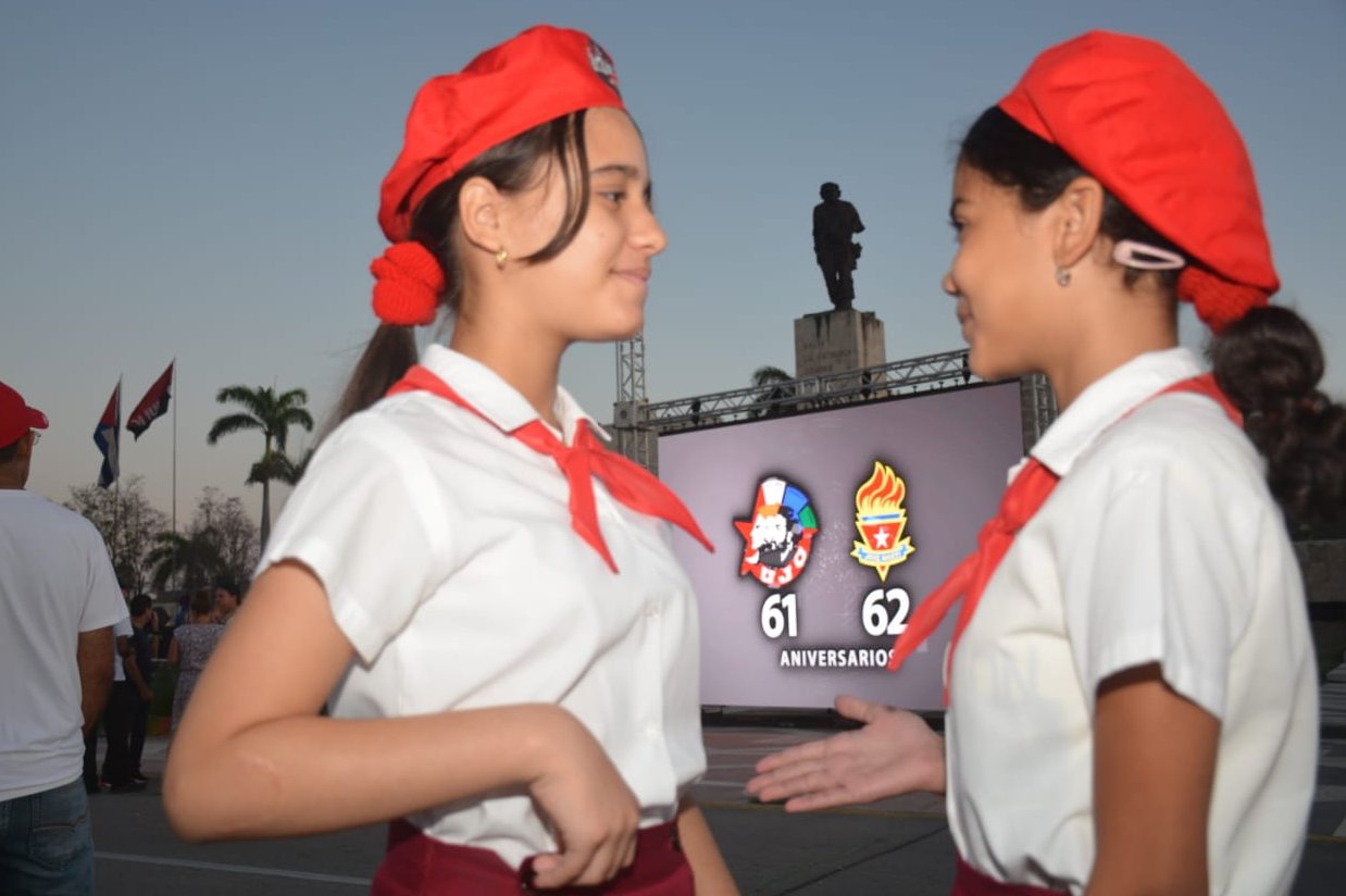 Pioneras en la Plaza del Che