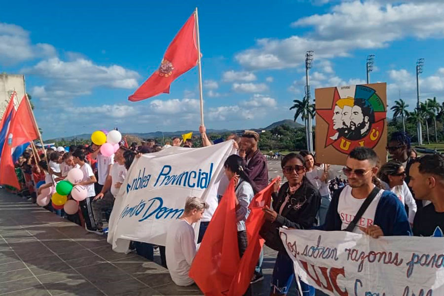 Delegados a la Asamblea Provincial XII Congreso de la UJC en la Plaza Comandante Ernesto Che Guevara.