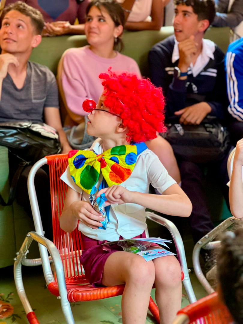 Niño disfrazado de payaso.