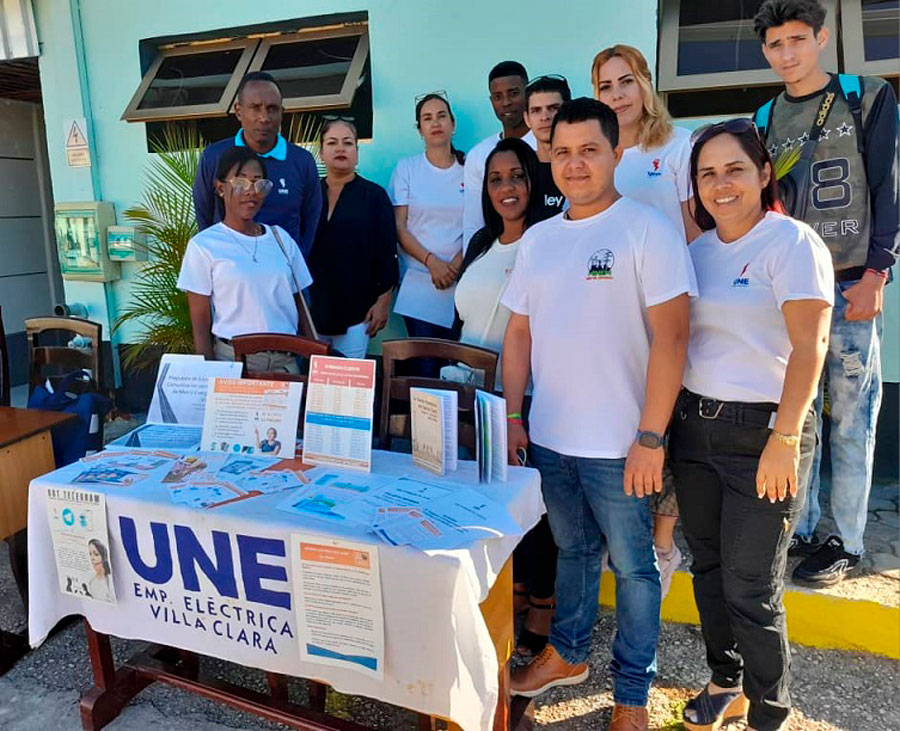 Jóvenes de la Uniómn Eléctrica.