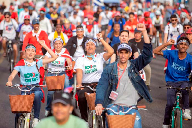 Jóvenes en bicicleta en la Parada Juvenil Antimperialista «Aquí, con Fidel».