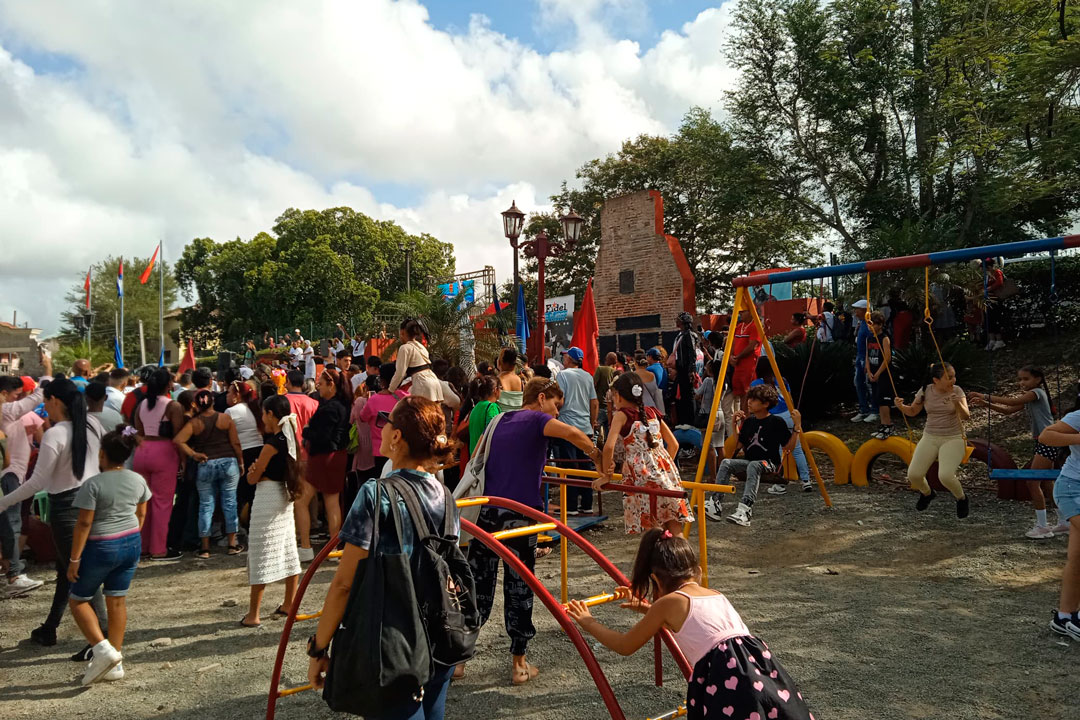 Niños jugando durante la celebración del 4 de abril en Santa Clara.