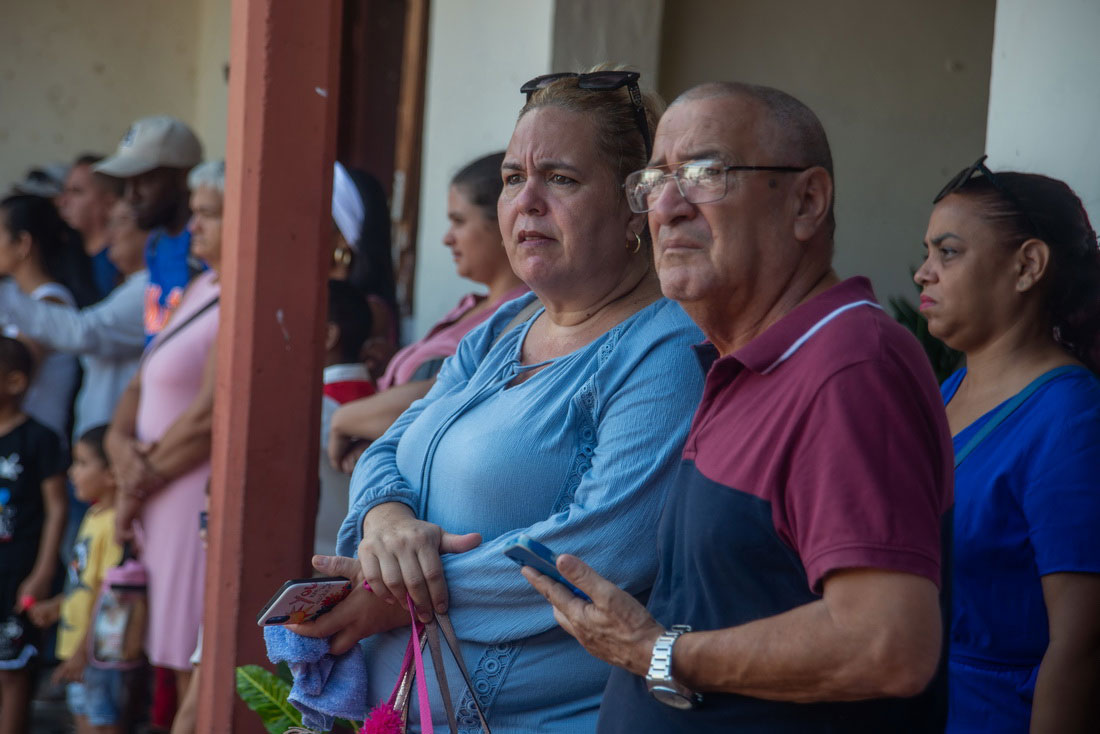 Familares en acto de cambio de atributo.