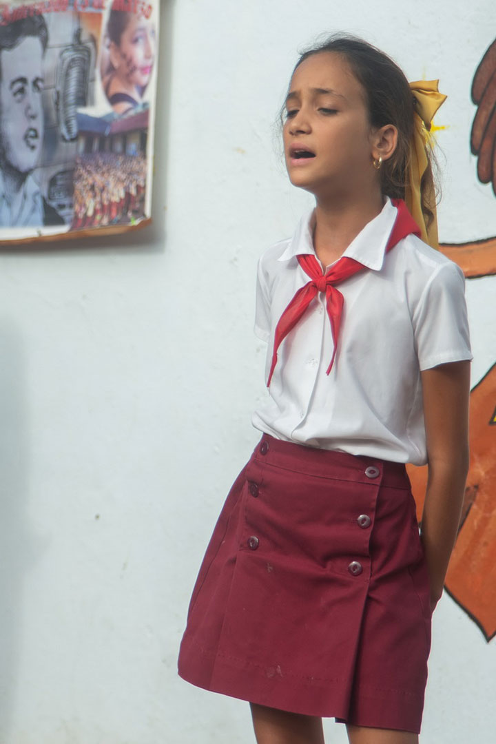 Pionera cantando.