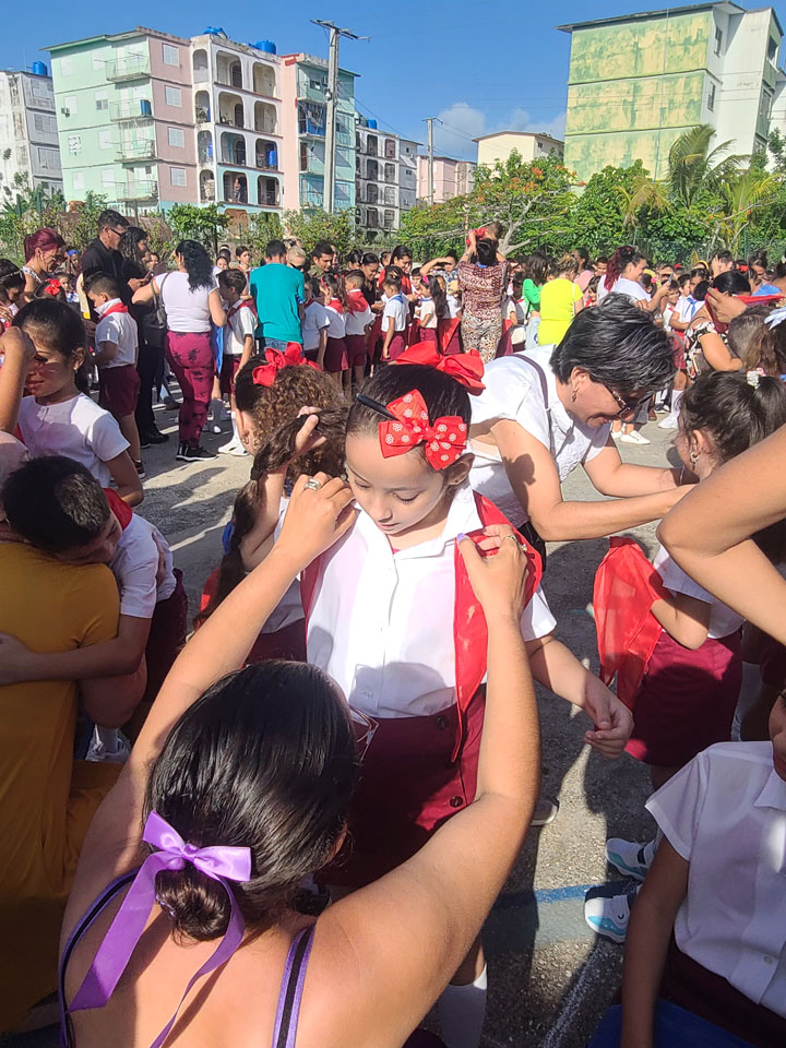 Pionera recibe la pañoleta.