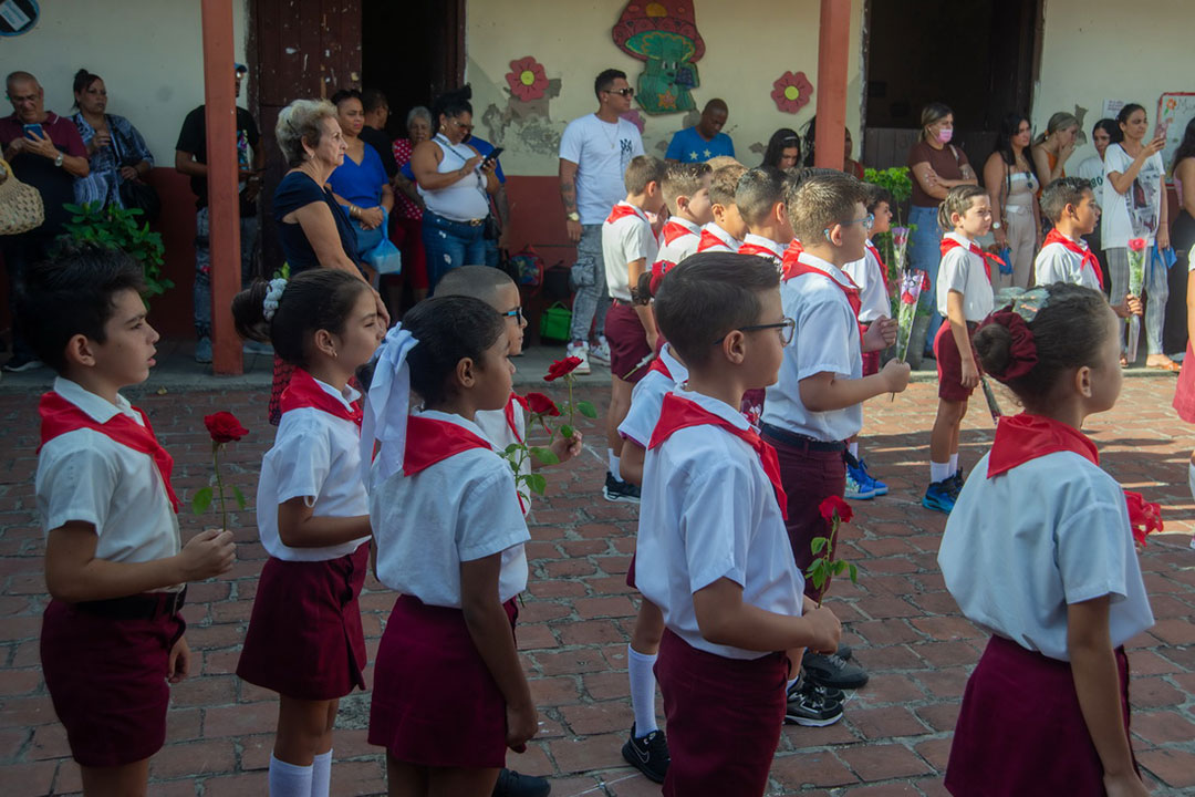 Pioneros con pañoleta roja.