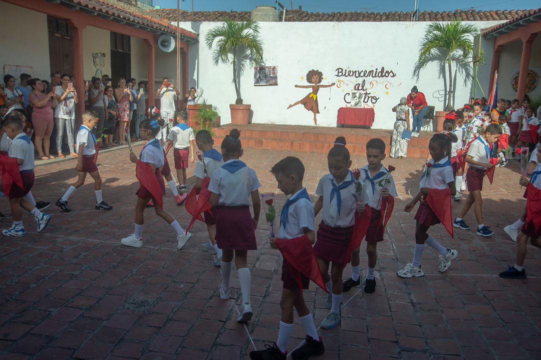 Niños con la pañoleta azul.