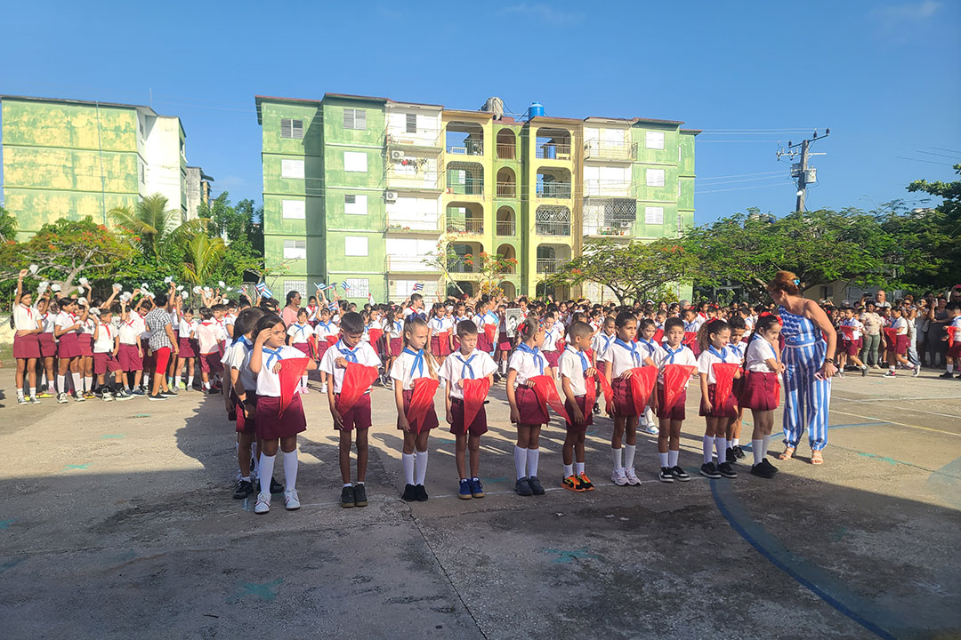 Pioneros listos para el cambio de pañoleta, en el acto efectuado en el seminternado Ernesto Che Guevara, del reparto José Martí, en Santa Clara.