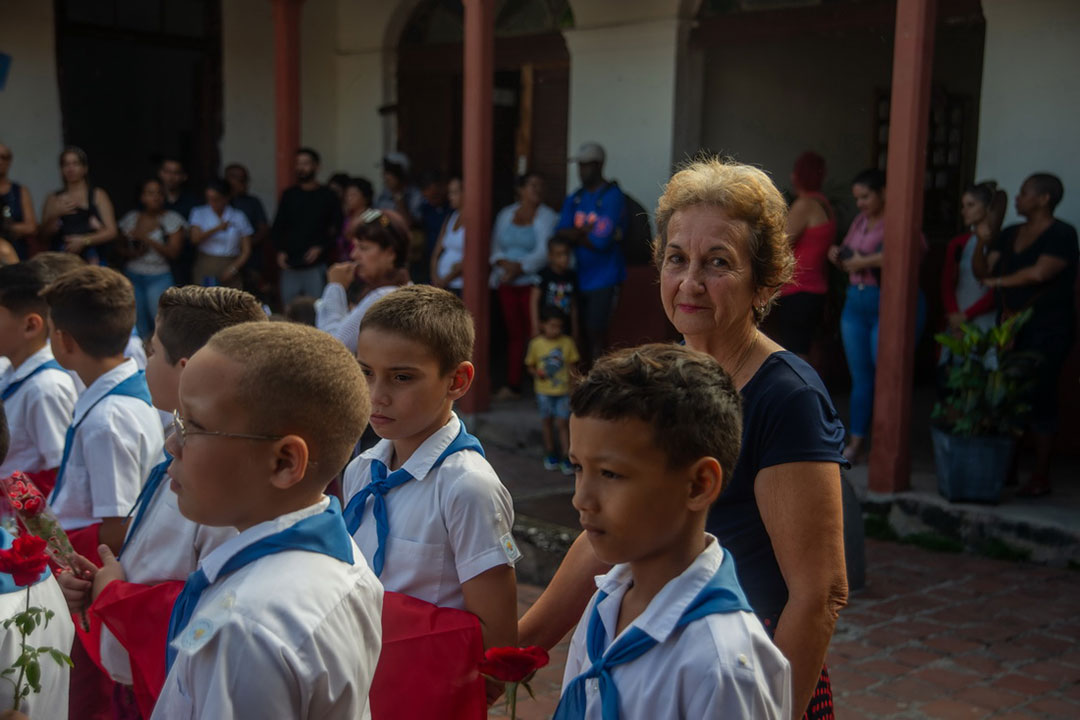 Niños con la pañoleta azul.