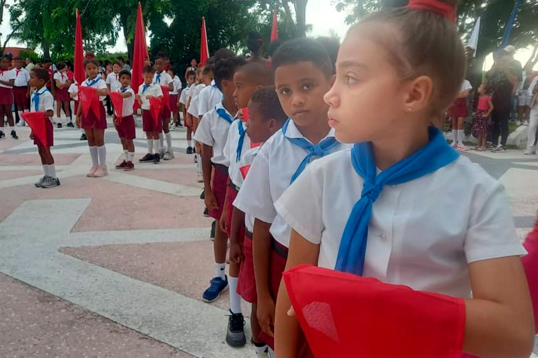 Pioneros preparados para el cambio de la pañoleta azul por la roja.
