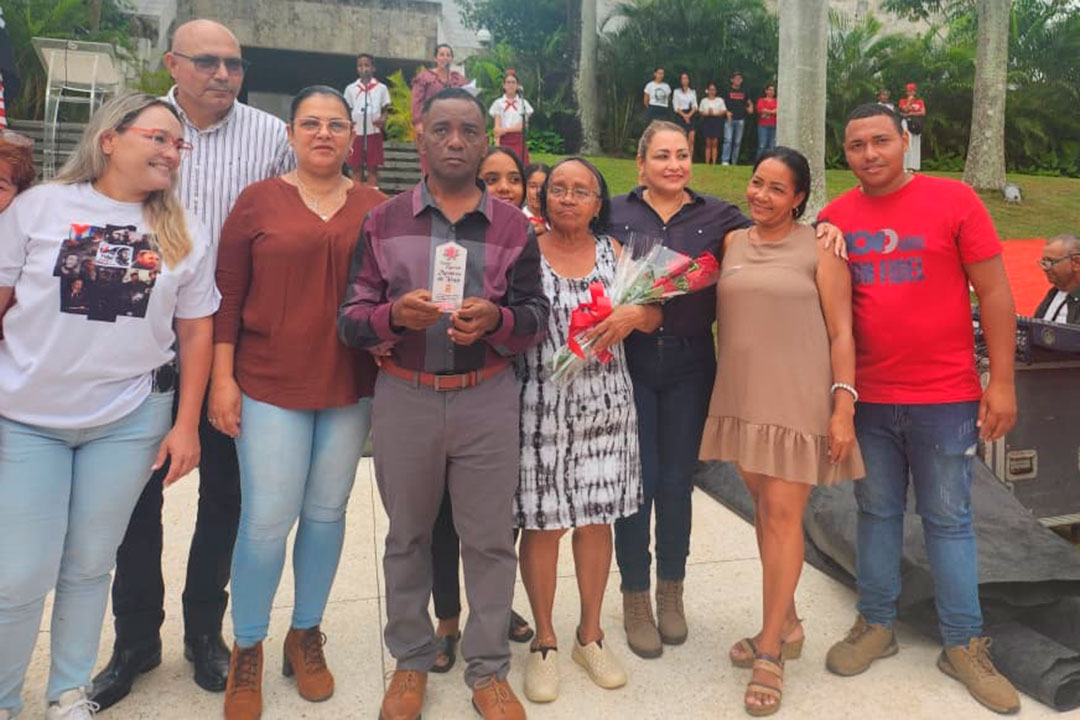 Entrega de la distinción Los zapaticos de Rosa a Jorge Alonso Díaz.