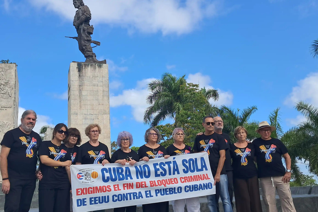 Brigada española en la plaza del Che