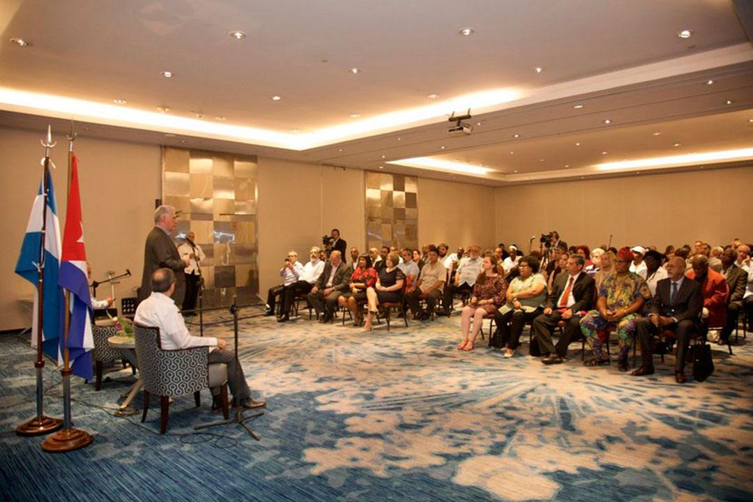 Encuentro del presidente cubano, Miguel Díaz-Canel, con cubanos residentes en Argentina.