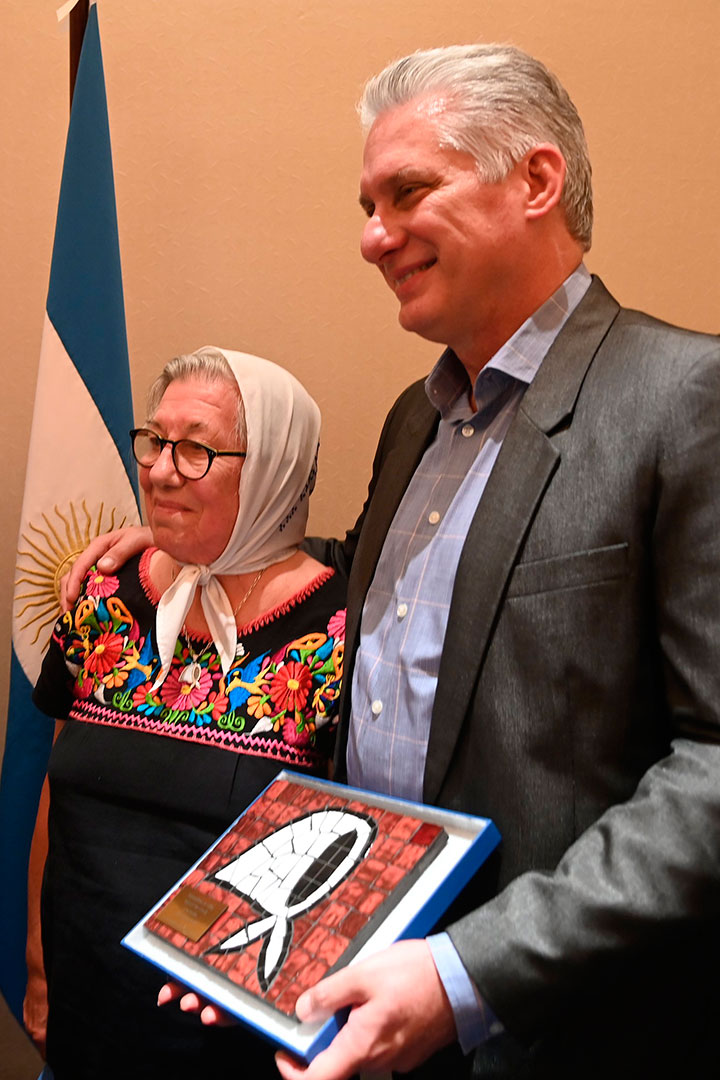 Presidente cubano, Miguel Díaz-Canel, con representante de las Abuelas de la Plaza de Mayo, en Argentina.