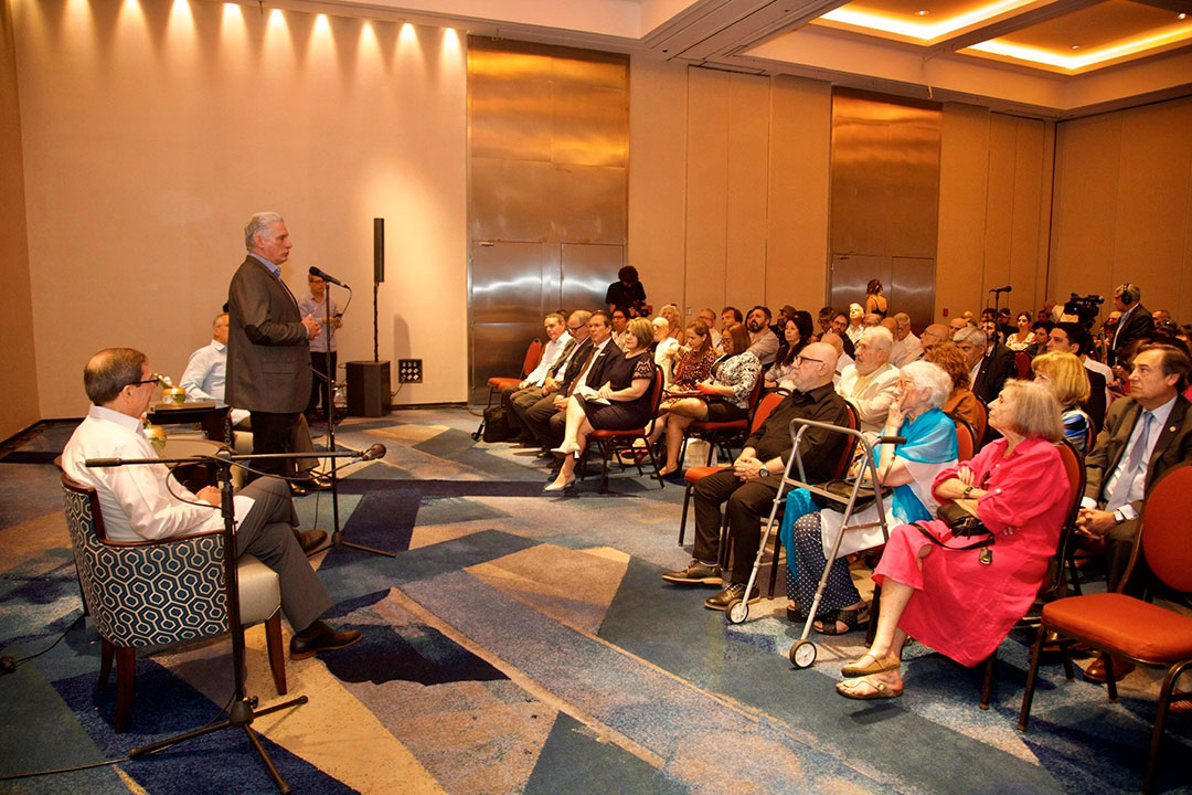 Encuentro del presidente cubano, Miguel Díaz-Canel Bermúdez, con artistas e intelectuales argentinos.