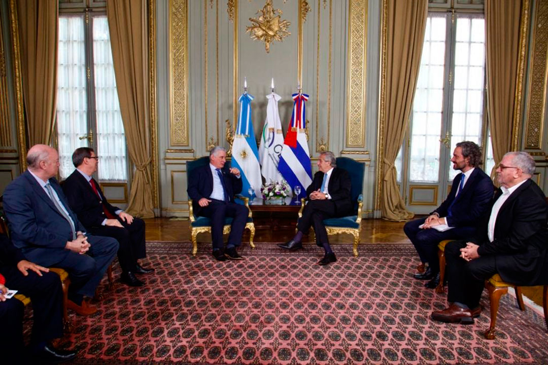 Encuentro entre los presidentes de Cuba y Argentina y las delegaciones de ambos países.