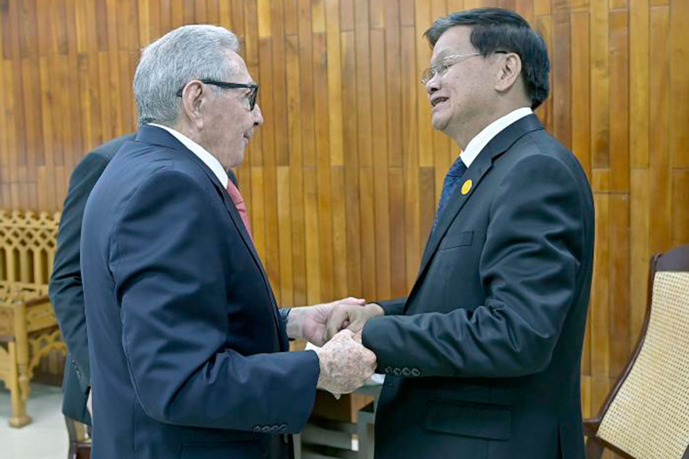 Raúl Castro Ruz con presidente de la República Democrática Popular Lao, compañero Thongloun Sisoulith.