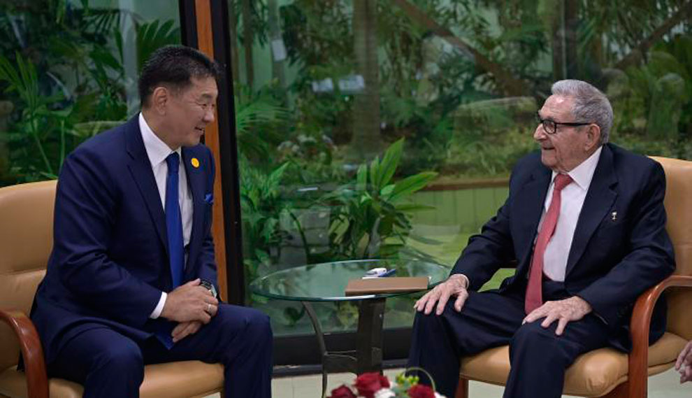 Raúl Castro dialoga con presidente de Mongolia, Excmo. Sr. Khurelsukh Ukhnaa.
