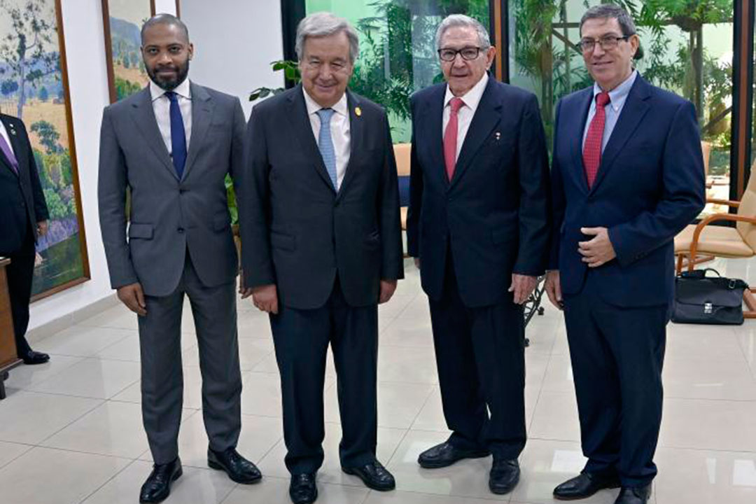El General de Ejército Raúl Castro Ruz junto al secretario general de las Naciones Unidas, Excmo. Sr. António Guterres.