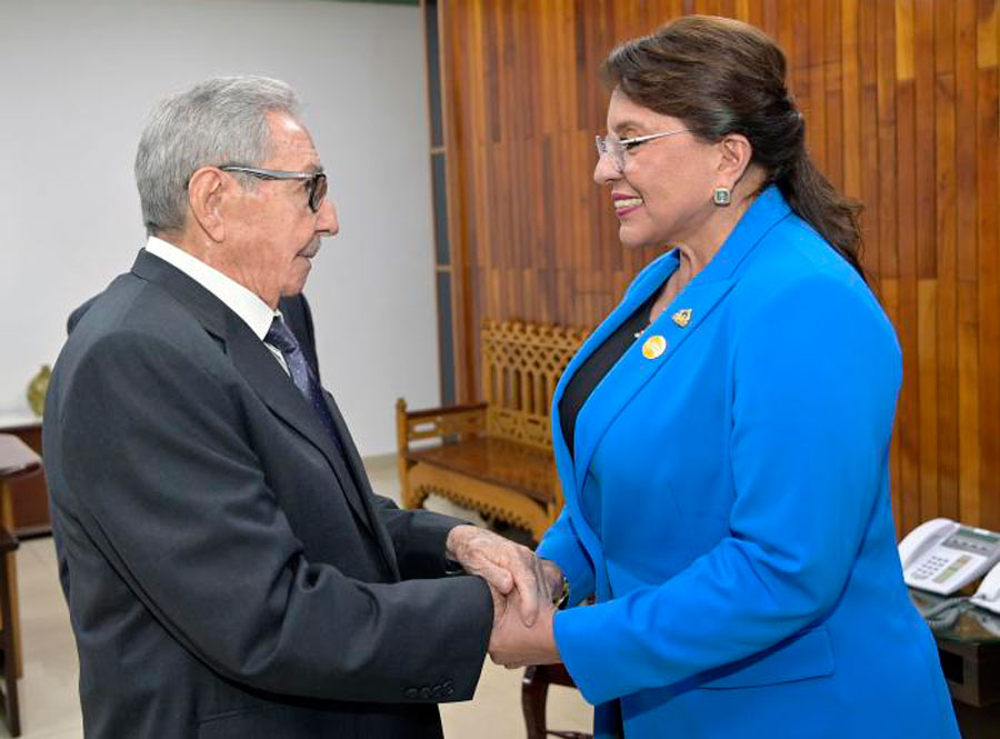 Encuentro del General de Ejército Raúl Castro Ruz con Iris Xiomara Castro, presidenta de Honduras.