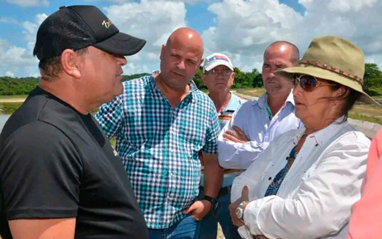 Primer secretario del PCC en Villa Clara visita la UEB Alevicrán. Primer secretario del PCC en Villa Clara visita la UEB Alevicrán.