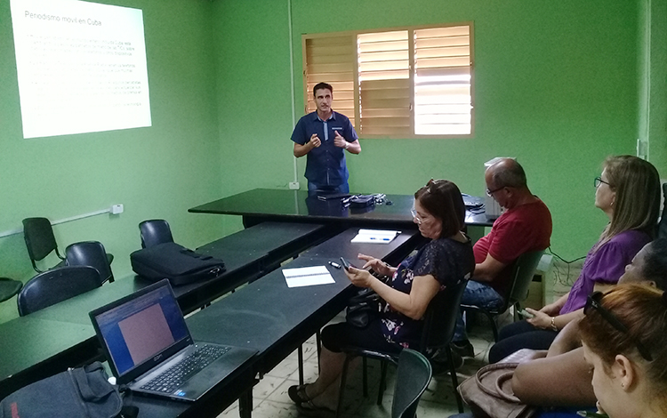 El profesor Sabdiel Batista Díaz impartió el taller de «Periodismo móvil en Cuba», en la sede del periódico Vanguardia, como parte de las actividades de la Jornada de la Prensa Cubana. (Foto: Francisnet Díaz Rondón)