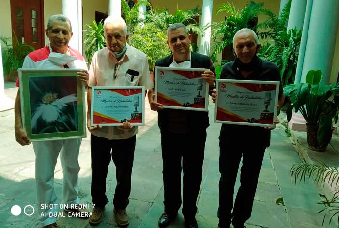 Franklin Reinoso junto a otros colegas durante la entrega de un reconocimiento.