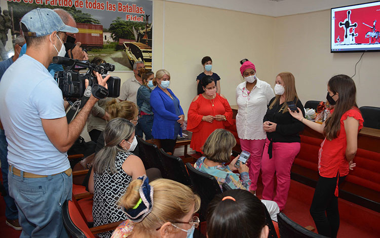Yudí­ Rodrí­guez conversa con periodistas villaclareños durante el homenaje de despedida de la UPEC.