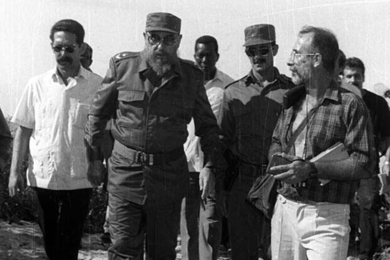 Fidel Castro Ruz durante un recorrido por el pedraplén de Caibarién, y junto a él, el periodista José Antonio Fulgueiras.