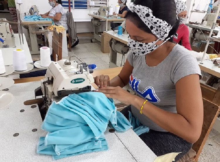  Costurera del Fondo de Bienes Culturales en Villa Clara confecciona nasobucos.