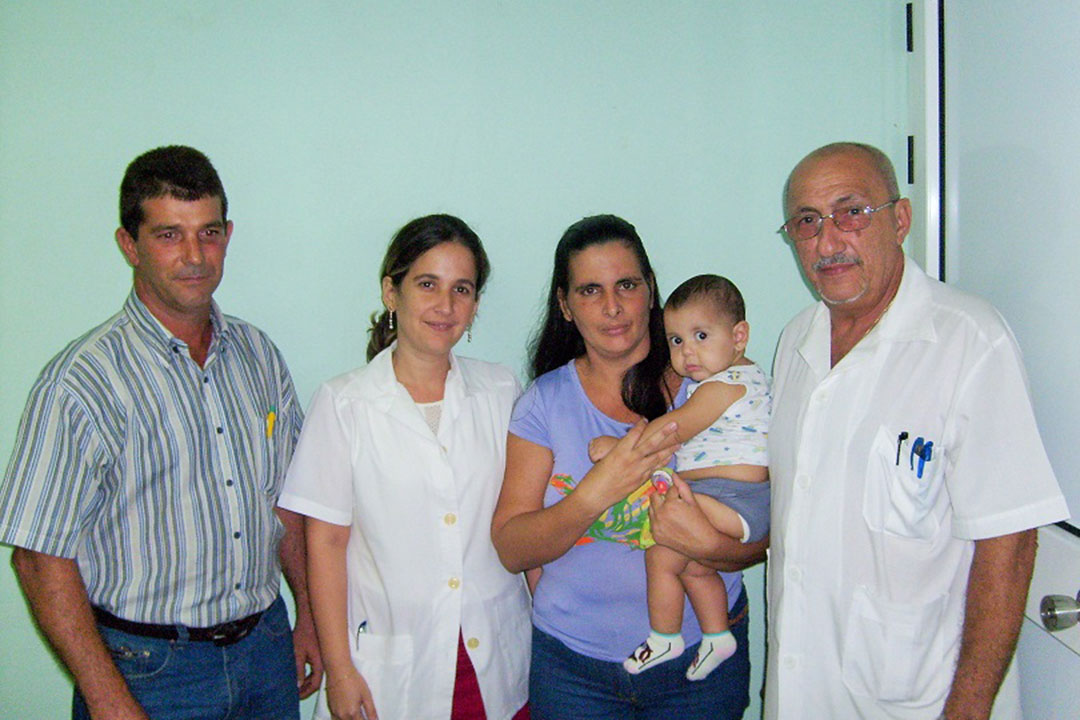 Yan Carlos junto a sus padres y los doctores a los 13 días de operado.